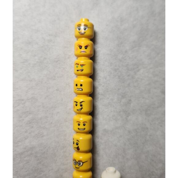 Lego Minifigure Heads Lot Of 22 Yellow, Flesh, White, Purple Pre-owned - Picture 4 of 5